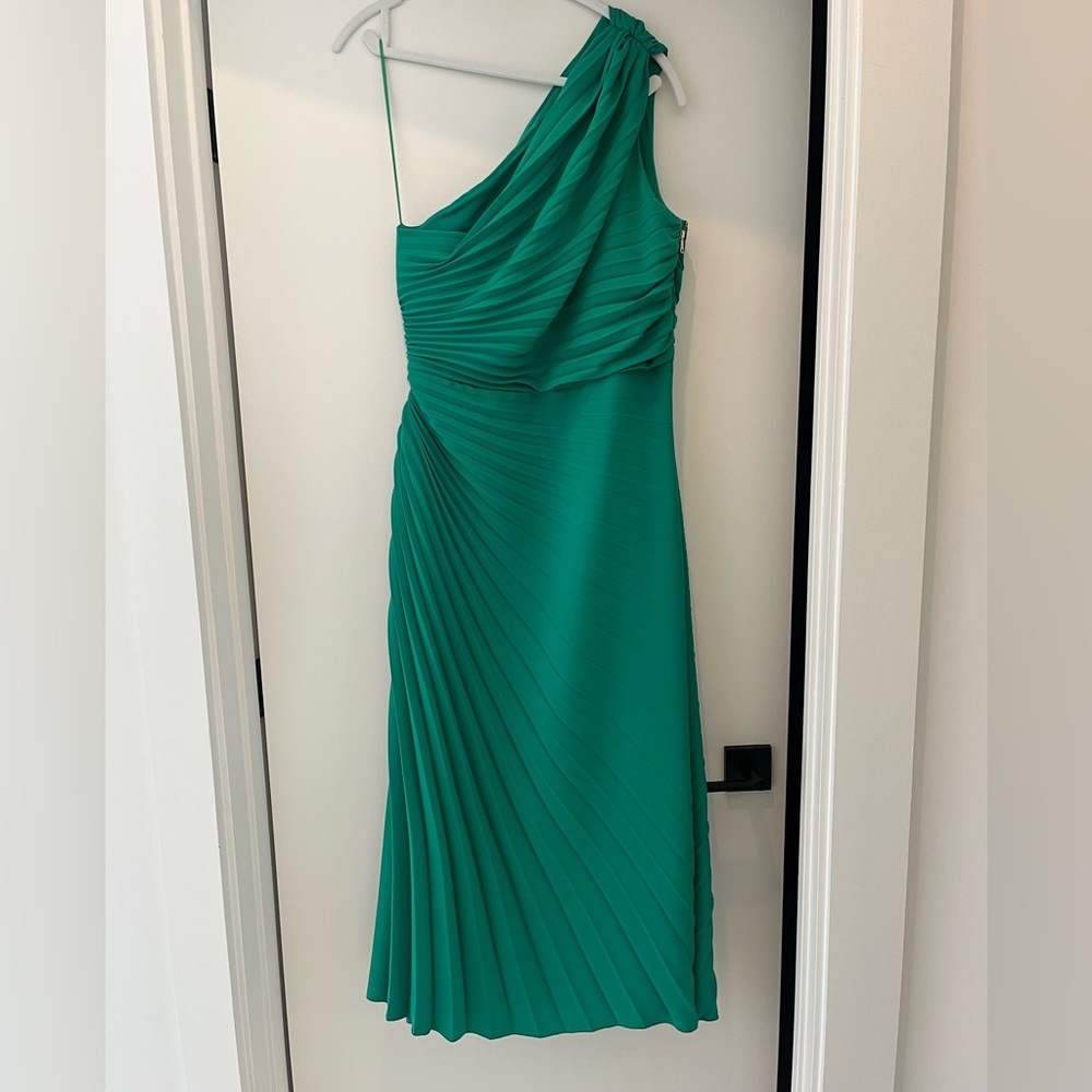 Elegant Green One-Shoulder Dress